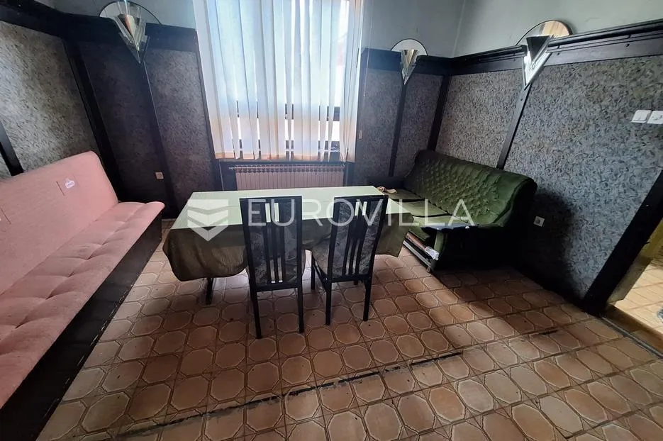 karlovac, borlin, kuća 720 m² s poslovnim prostorom, gospodarskom zgradom i nogometnim terenom - slika 4