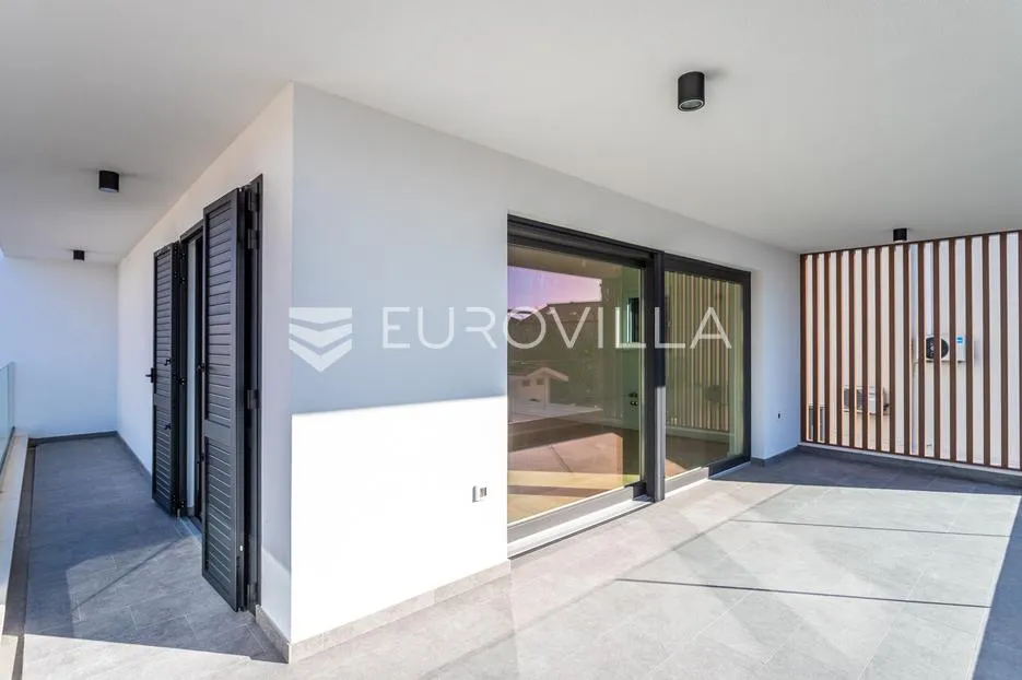 vodice, novogradnja, prostran stan u centru mjesta, 119,95 m² - slika 14