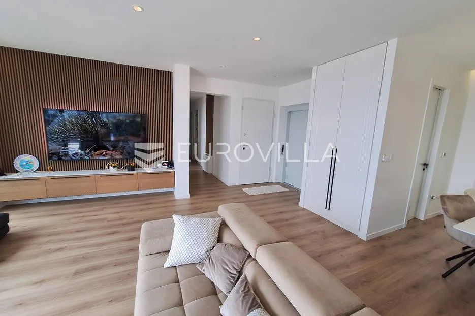 Opatija, Centar, luksuzan dizajnerski PENTHOUSE s neto korisnom površinom od 250 m² s bazenom