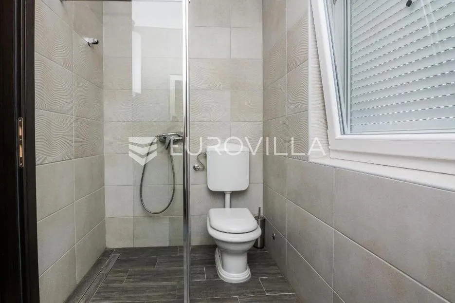 vir, stambeno poslovna zgrada u samom centru otoka 2 apartmana na 1. katu - slika 14
