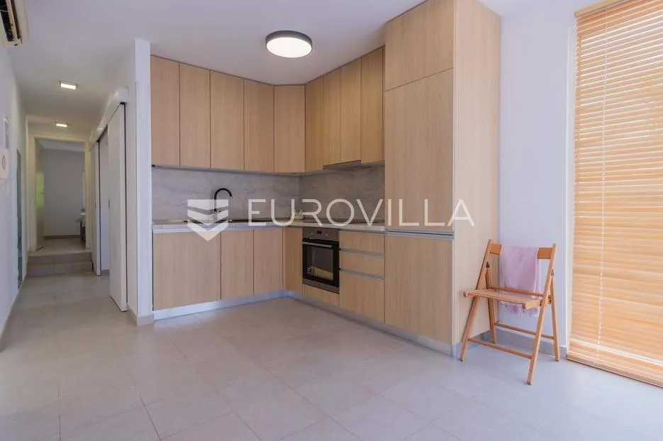 istra, poreč, unikatna dizajnerska vila s dodatnim apartmanom, wellnessom i grijanim bazenom - slika 27