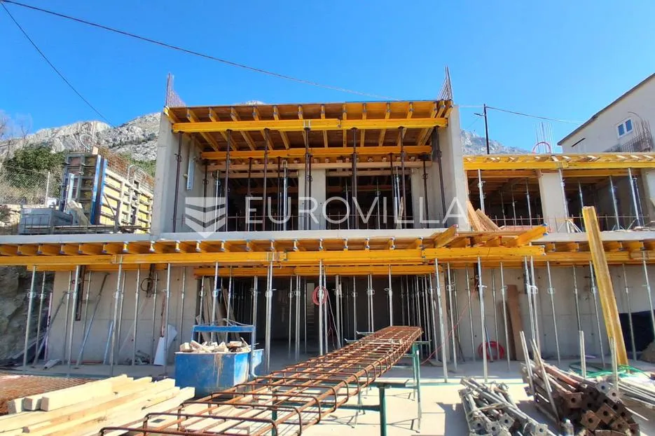 omiška rivijera, jednosoban stan s prostranom terasom u prizemlju moderne novogradnje - slika 3