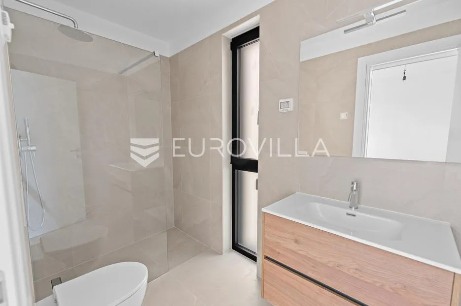 istra, novigrad, stan s 2 spavaće sobe s vrtom u prizemlju 115 m², parkirno mjesto - slika 5