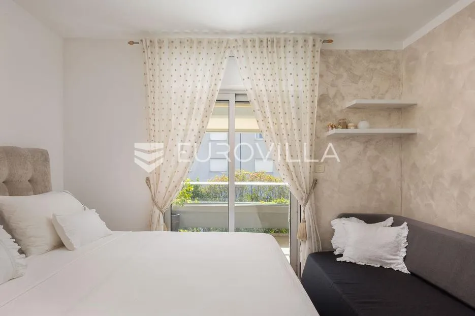 split, firule, luksuzan dvosoban stan 82m2, parking, do 1.6.2026. - slika 12