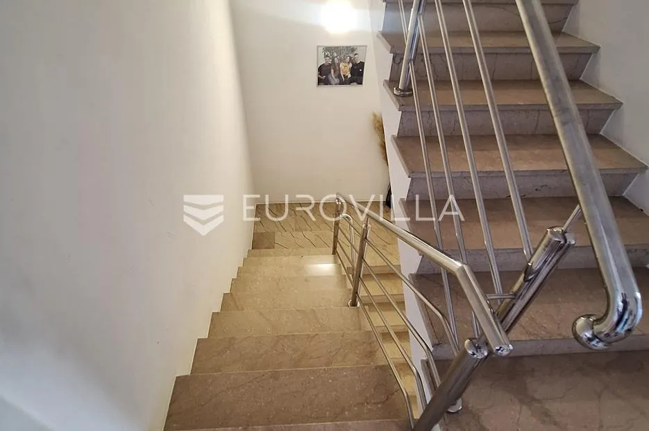karlovac, luščić, kuća 345 m², novouređena, odlična lokacija - slika 15