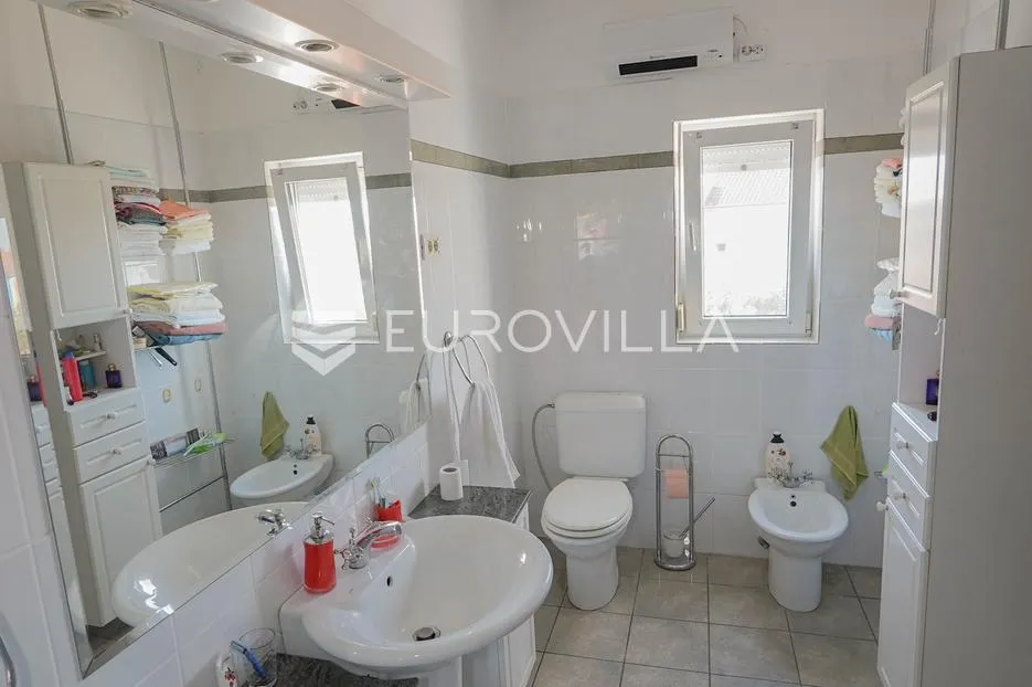 zadar, bokanjac, prostrana kuća površine 376 m² s velikim potencijalom - slika 43