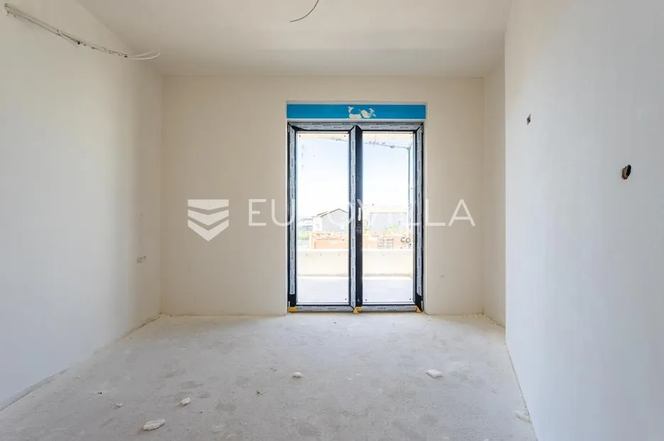vodice, dvoetažni stan s bazenom i vrtom u izgradnji, 100,34 m² - slika 13