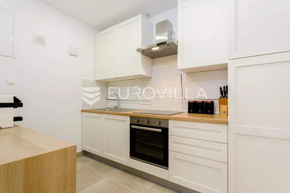 trogir, novouređena dvojna kuća, dostupna od 01.10.2026 do 01.06.2027 - slika 2