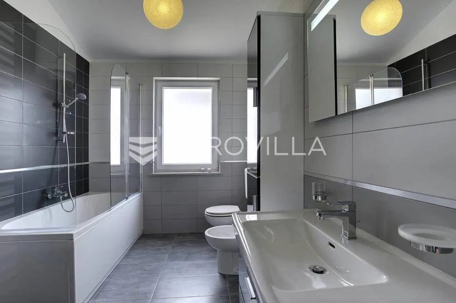 moderna villa s bazenom i teretanom na prestižnoj lokaciji u medulinu - slika 24