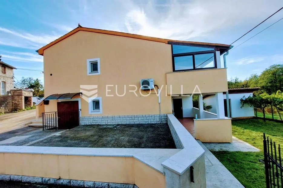 Istra, Motovun, prekrasna kuća sa dva stana i konobom - Karojba