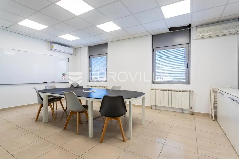 split, prostran poslovni prostor površine 363,53 m² - slika 10