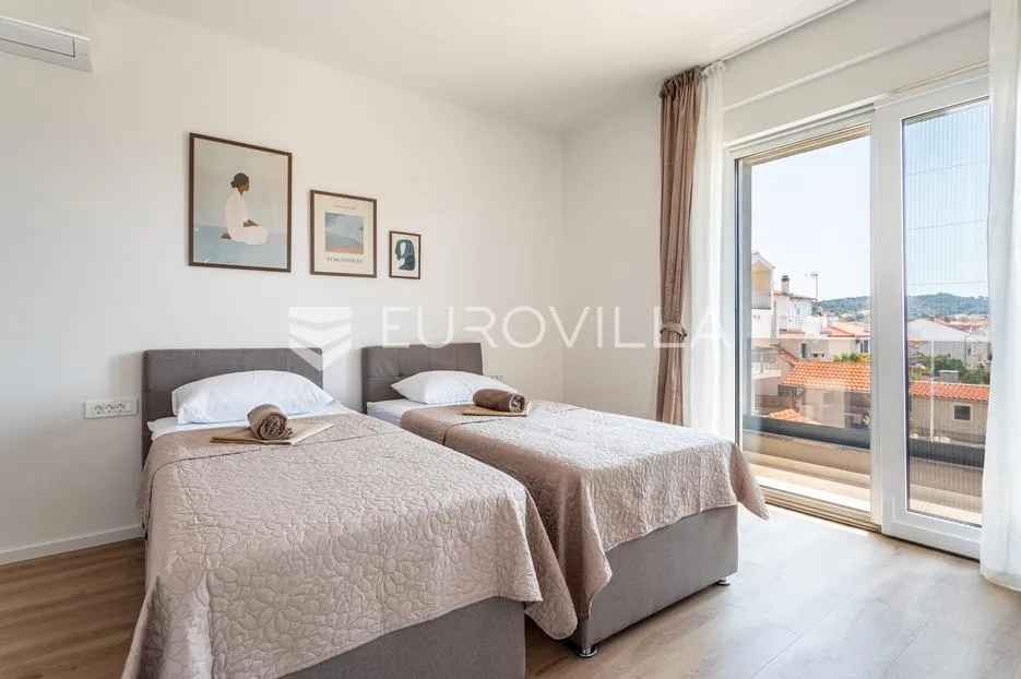 brodarica, moderna vila s bazenom, 283,62 m² - slika 27