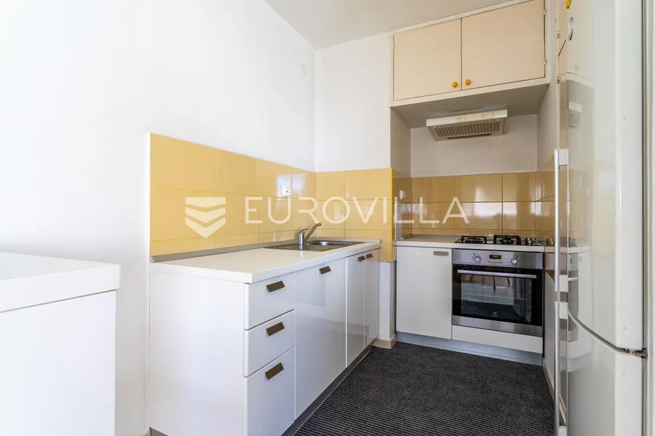 split, gripe komforan dvosoban stan 64 m² s pogledom - slika 5