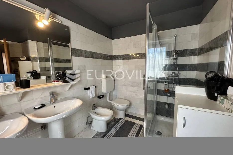 štinjan, prekrasna kuća u nizu s vrtom i pogledom more 300 m² - slika 46