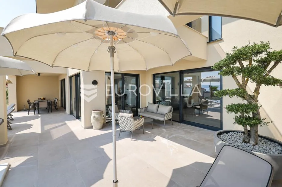 zadar, maslenica, luksuzna vila s bazenom i neometanim pogledom na more 254 m² - slika 16