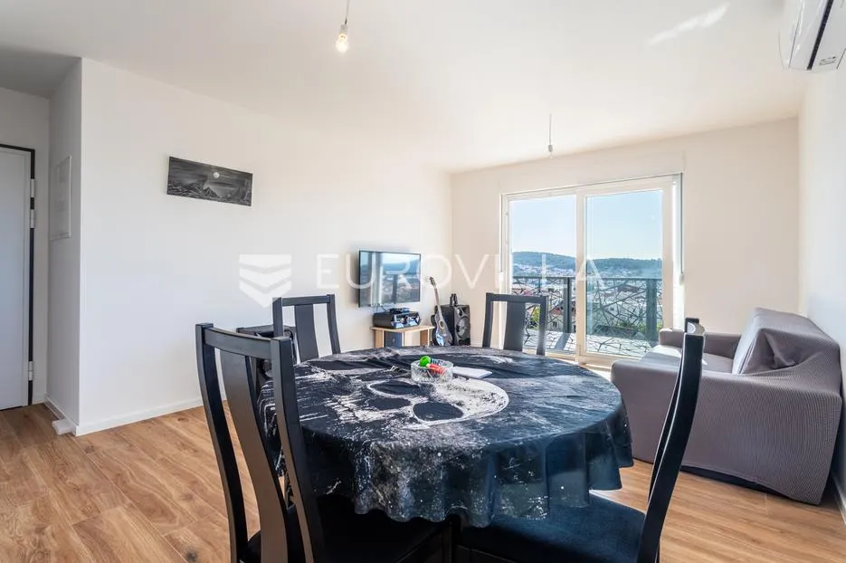 trogir, useljiv dvosoban stan s pogledom na grad i more - slika 4
