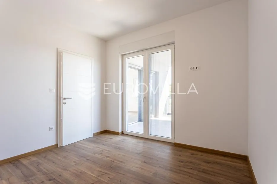 vodice, moderna dvojna kuća s bazenom, novogradnja 169,89 m² - slika 16
