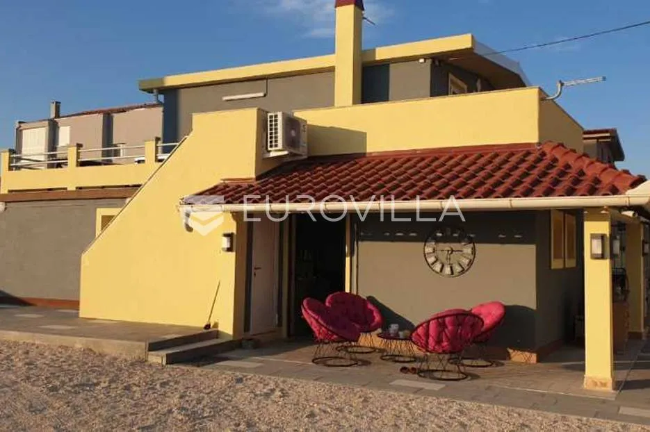 nin, ždrijac, prekrasna apartmanska vila, prvi red do mora - slika 2