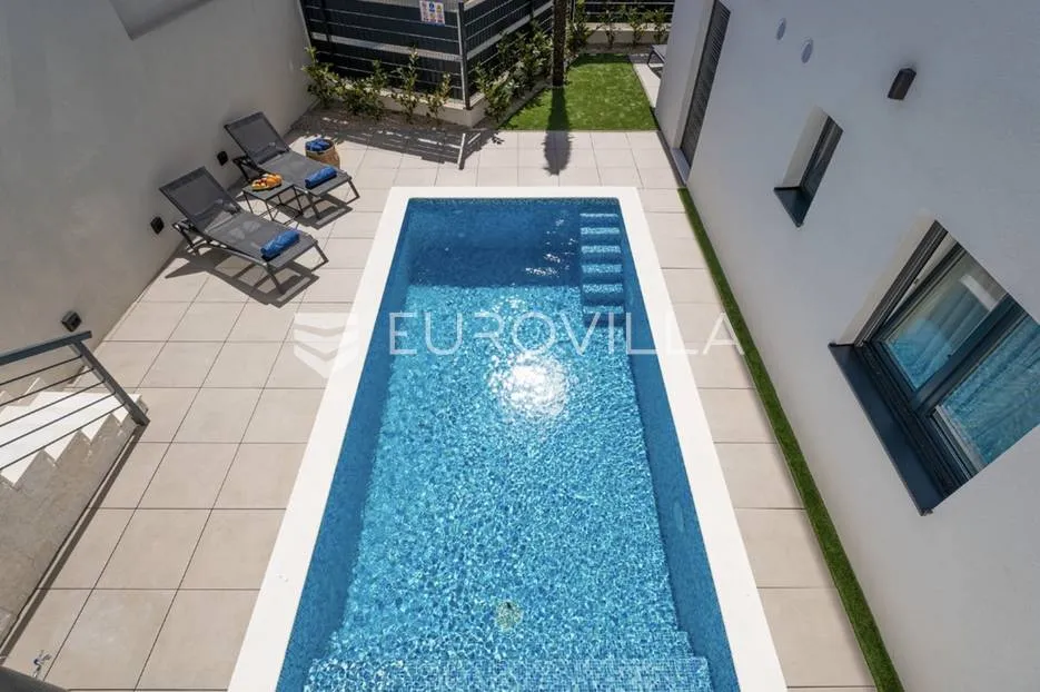krk, novogradnja u krku, četverosoban dvoetažni stan 136 m² sa wellnessom i bazenom - slika 25