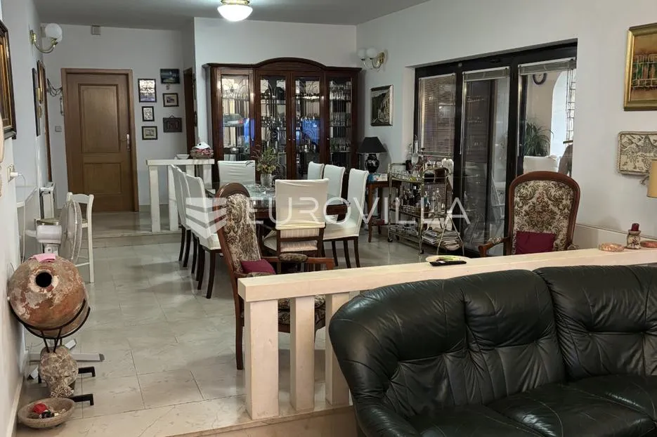 hvar, jelsa, stambeno poslovni kompleks idealan za investiciju - slika 4