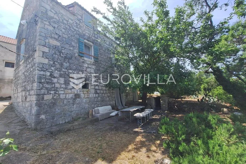 Vis, Marinje Zemlje, samostojeća kamena kuća