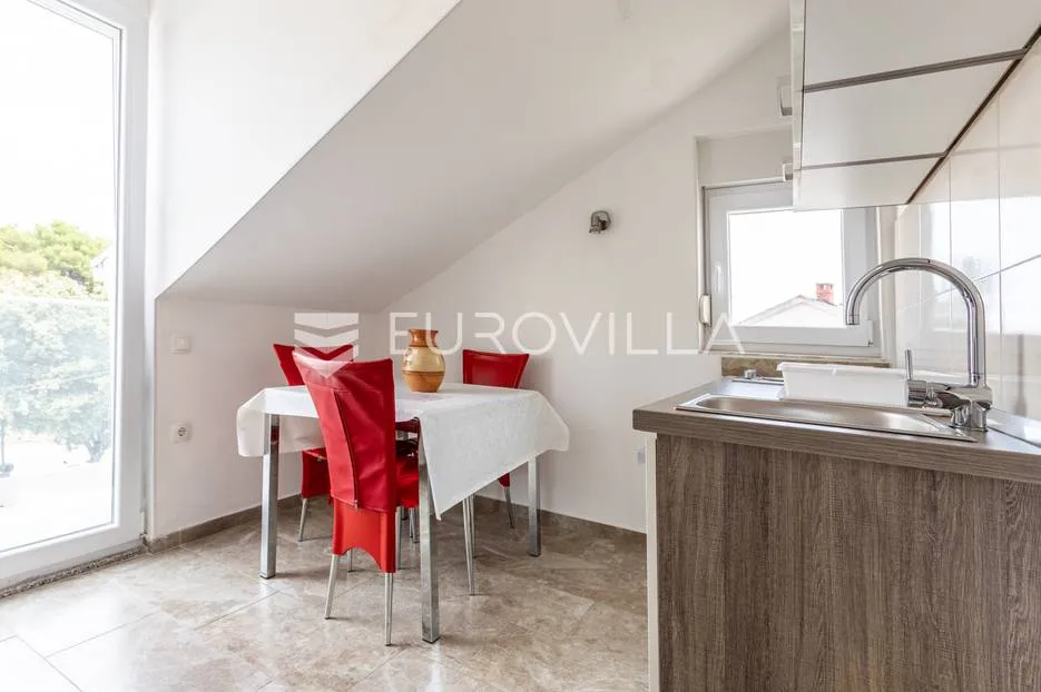 novalja, novouređena kuća s tri apartmana u centru grada - slika 16