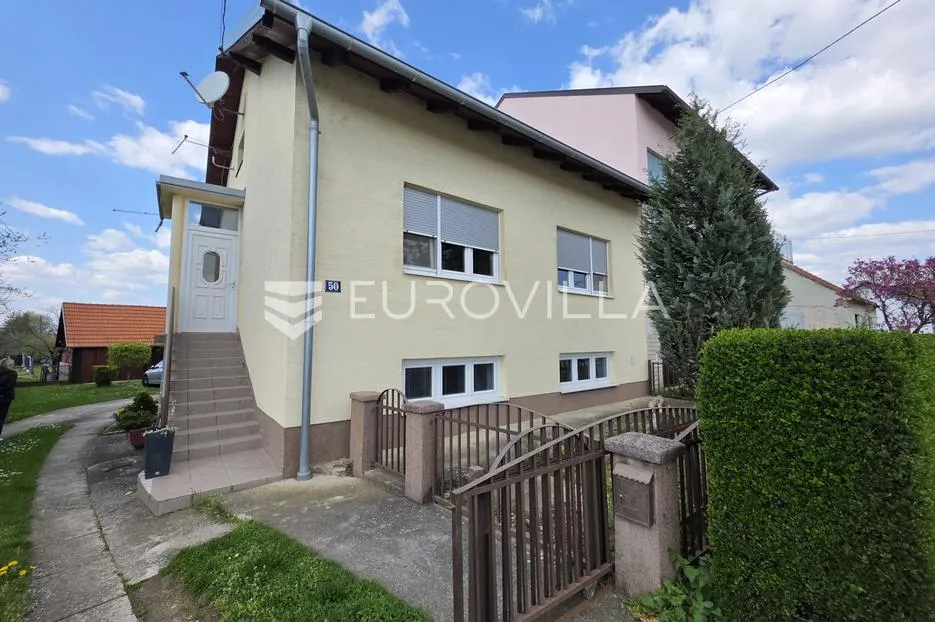Dugo Selo, centar, lijepa kuća s dva stana, 200 m²