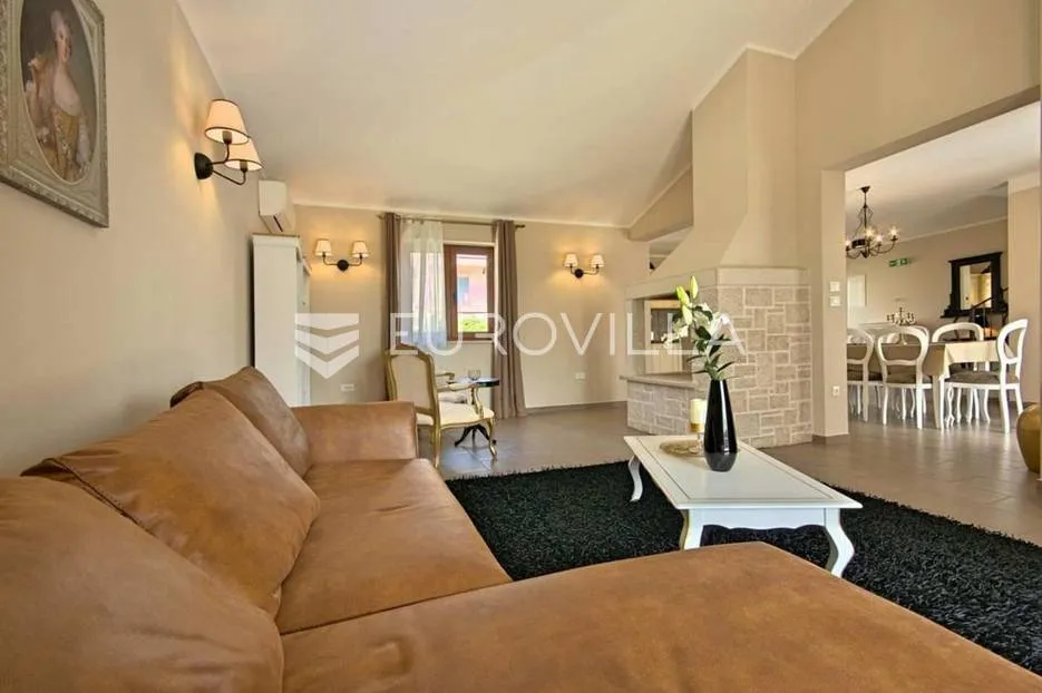 poreč, fuškulin, prekrasna vila okružena zelenilom - slika 36