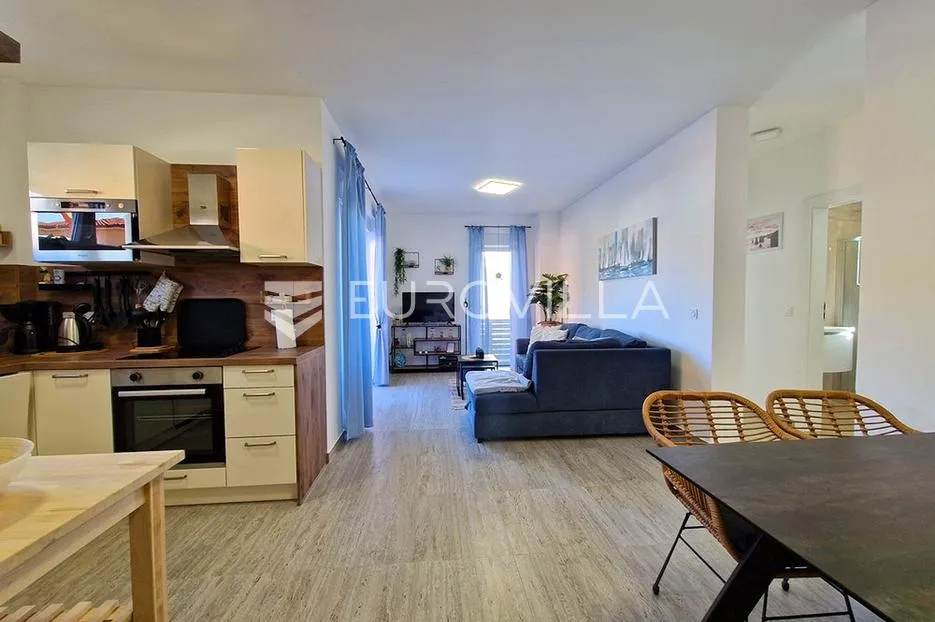 vir, prizemni apartman s 2 spavaće sobe, 40 m od mora, top lokacija - slika 4