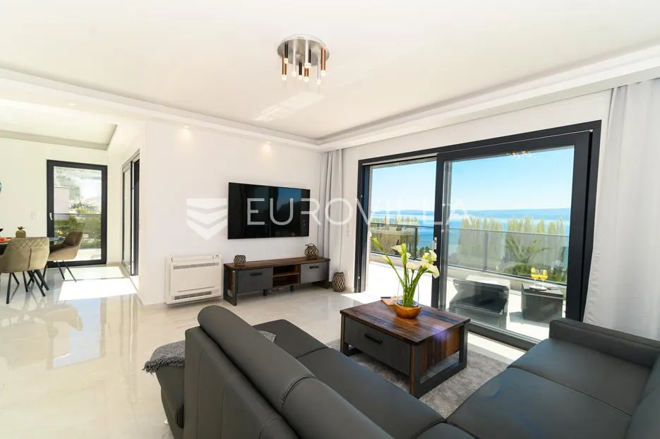 omiš, elegantna vila s tri stana i otvorenim pogledom na more - slika 4
