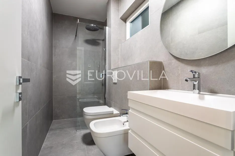 vodice, novogradnja, prostran apartman s dvorištem u centru mjesta, 146,06 m² - slika 10