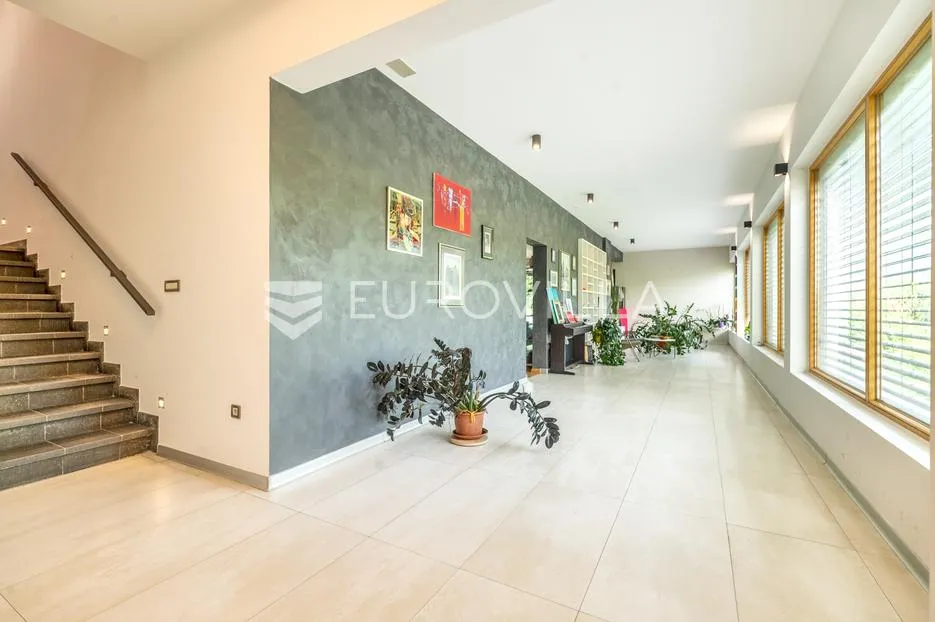 zagreb, vrapče, prekrasna vila s dvorištem nkp 505 m2 - slika 11