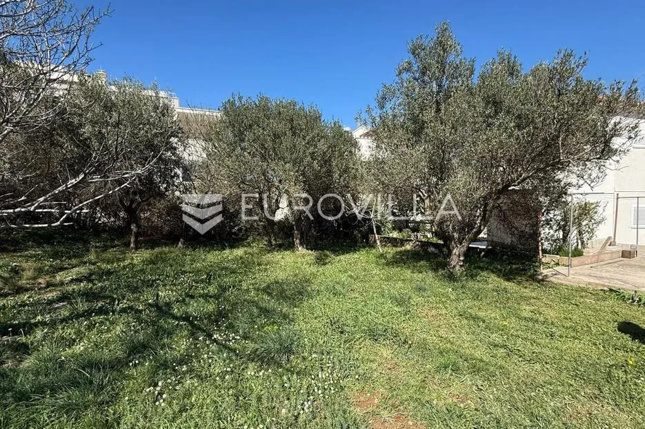 Murter, građevinsko zemljište 618 m², drugi red do mora, s projektom za kuću - Murter, Murter-Kornati