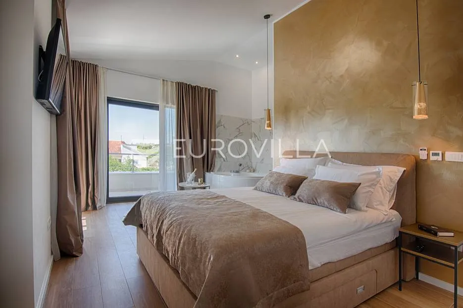 šibenik, prekrasna villa s bazenom i košarkaškim igralištem - slika 44