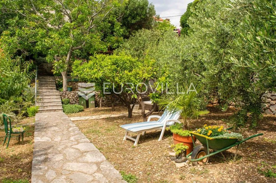 bol na braču - apartmanska kuća s građevinskim zemljištem - slika 6