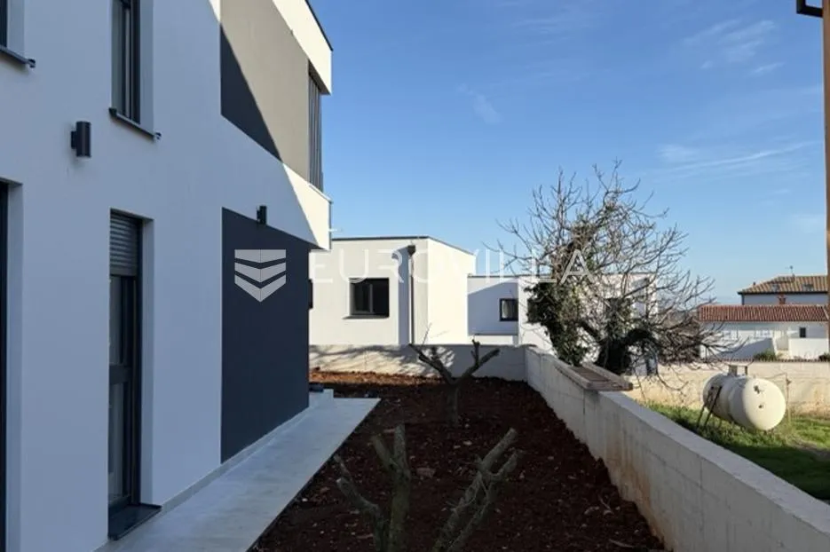 ližnjan, novogradnja, prizemlje, vrt 135 m², 600m do mora - slika 2