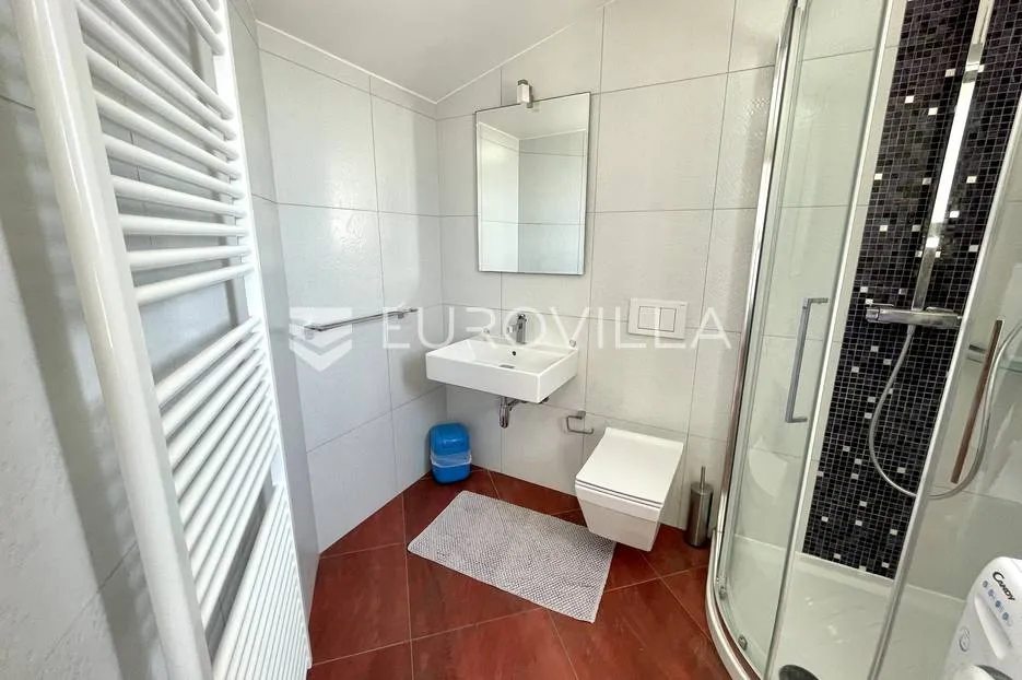otok rab, barbat, predivan penthouse na vrhu apartmanske ville 66 m² - slika 9