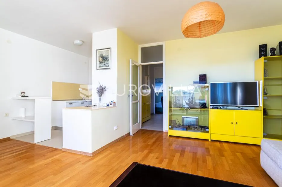 split, gripe komforan dvosoban stan 64 m² s pogledom - slika 4