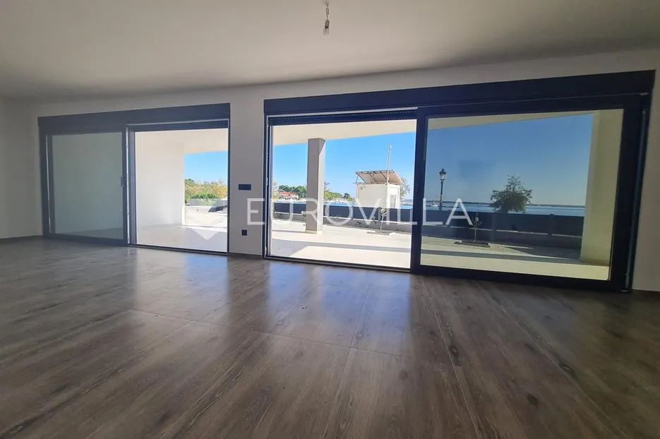 vir, luksuzan apartman s 3 spavaće sobe, prvi red do mora, centar otoka - slika 5