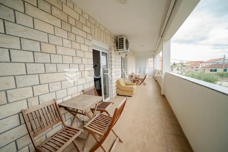 zadar, bibinje, kuća u centru s tri odvojena stana i pogledom na more - slika 10
