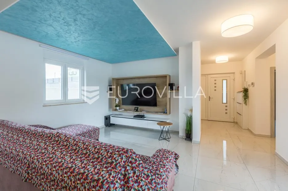 istra, svetvinčenat, moderna samostojeća kuća 155 m² s grijanim bazenom 32 m² - slika 9