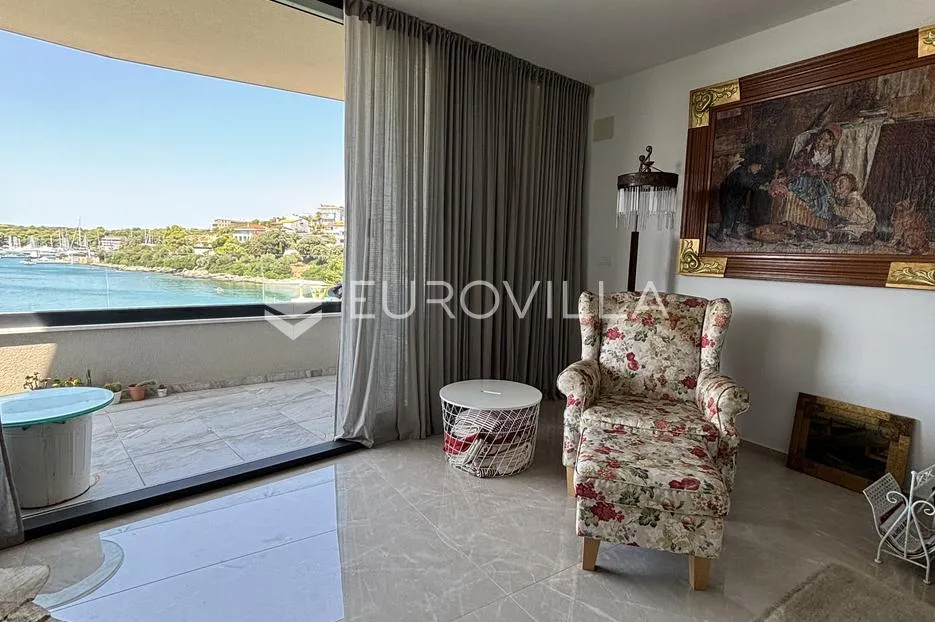 medulin, pješčana uvala, ekskluzivan penthouse prvi red do mora - slika 18