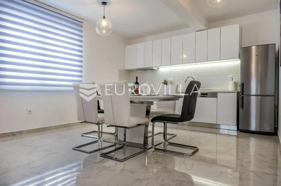 brač, donji humac, tri šarmantna objekta s bazenom na zemljištu od 1780 m² - slika 16