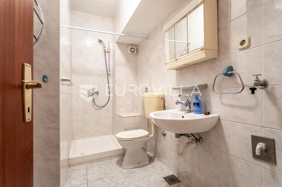 vodice, dvosoban stan na 1. katu i poslovni prostor u prizemlju, 165,52 m² - slika 12
