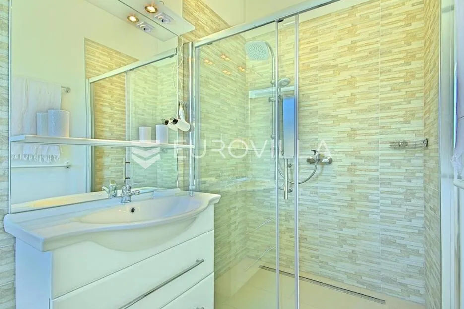 istra, vošteni, predivna katnica 180 m² s bazenom i uređenom okućnicom - slika 19
