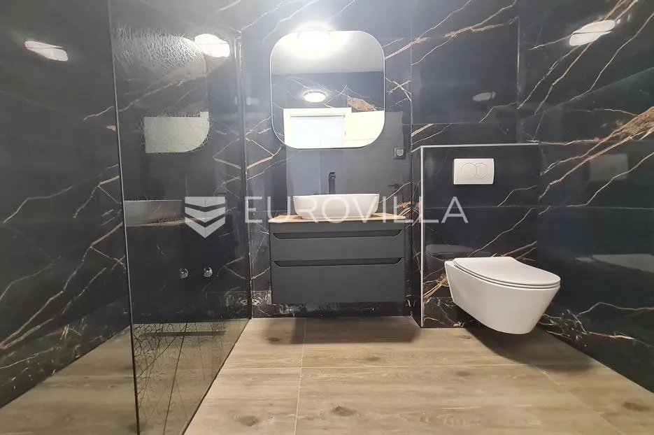 vir, luksuzan apartman s 3 spavaće sobe, prvi red do mora, centar otoka - slika 14
