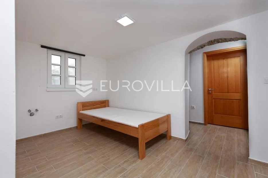krk, milohnići, dvojna kamena kuća sa dvoetažnim trosobnim stanom 80 m² - slika 6