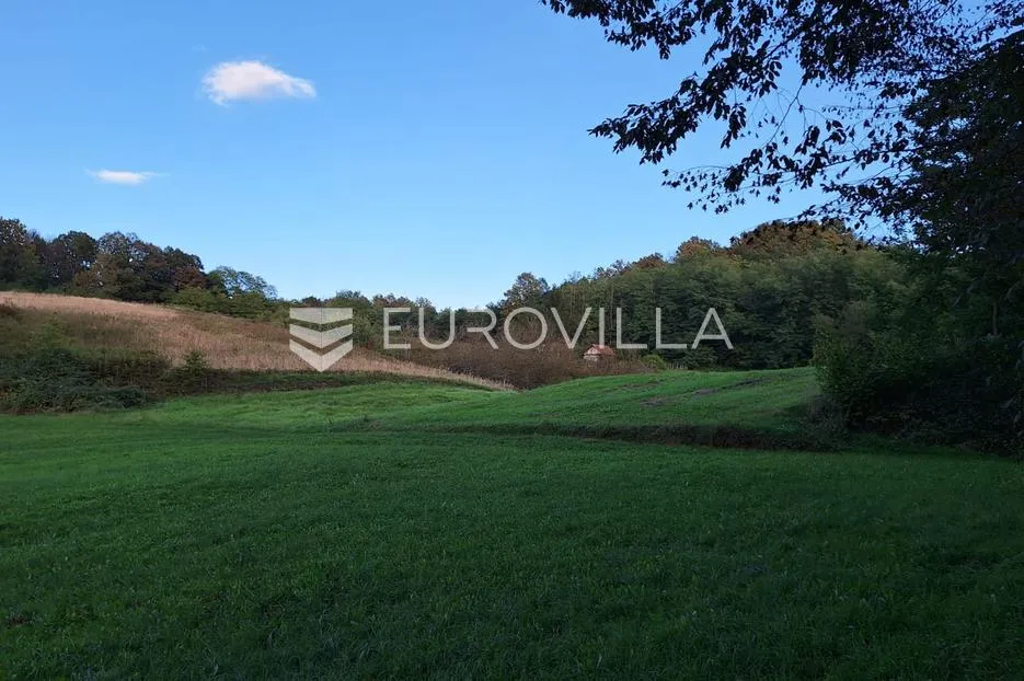 Duga Resa, Mrežnički Brig, građevinsko zemljište 1694 m2, okruženo zelenilom