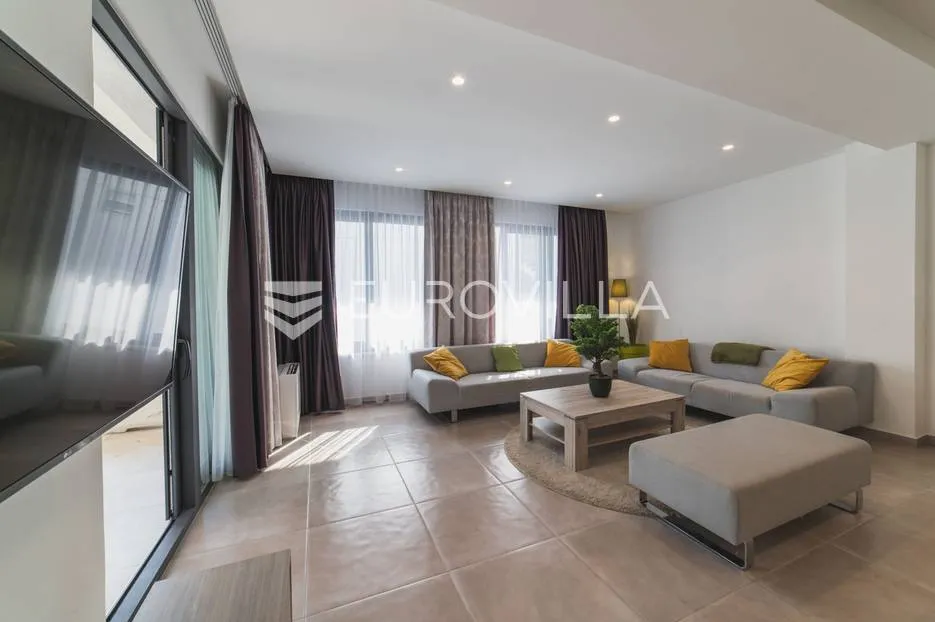 trogir, luksuzna vila s bazenom, nkp 368 m2 - slika 12