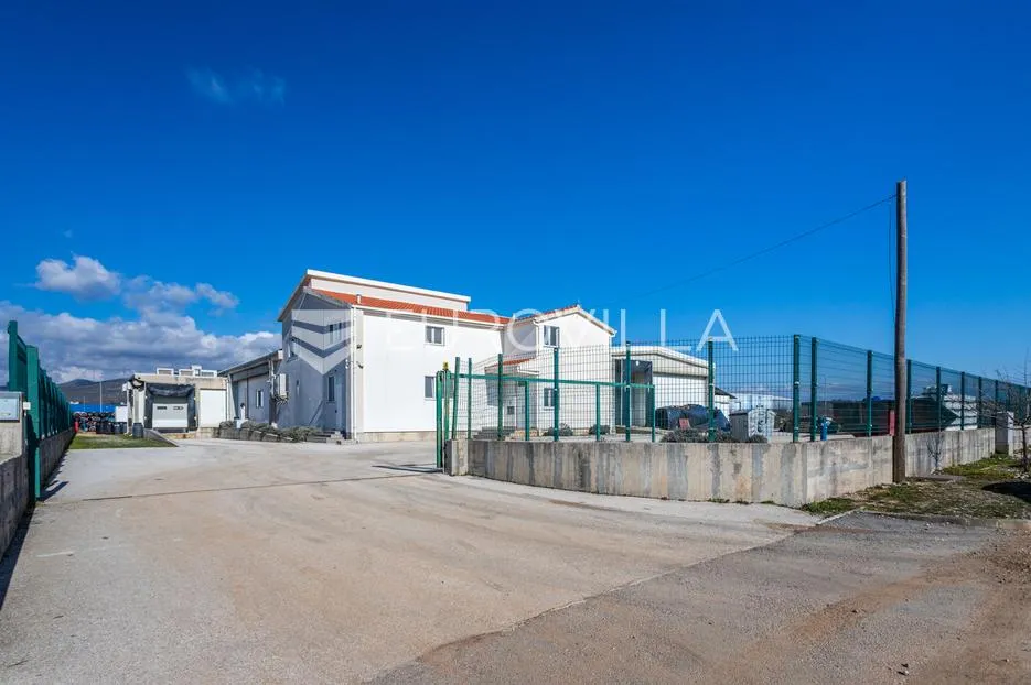 Sinj, Kukuzovac, poslovna zgrada u gospodarskoj zoni, površine 1.648 m² - Turjaci, Sinj